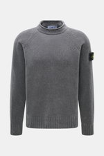 Stone Island Rundhalspullover 'Chenille' dunkelgrau, frontale Nahaufnahme, weicher Baumwoll-Chenille, Slim Fit, Kompass-Badge am Ärmel.