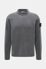 Stone Island Rundhalspullover 'Chenille' dunkelgrau, frontale Nahaufnahme, weicher Baumwoll-Chenille, Slim Fit, Kompass-Badge am Ärmel.