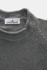 Stone Island Rundhalspullover 'Chenille' dunkelgrau, Nahaufnahme von oben, weicher Baumwoll-Strick mit rolliertem Rundhalsausschnitt und Kompass-Badge.
