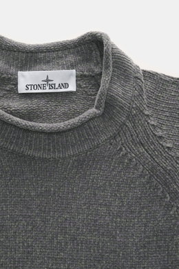 Stone Island Rundhalspullover 'Chenille' dunkelgrau, Nahaufnahme von oben, weicher Baumwoll-Strick mit rolliertem Rundhalsausschnitt und Kompass-Badge.
