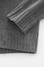 Stone Island Rundhalspullover 'Chenille' dunkelgrau aus weichem Chenille-Baumwollstrick, Slim Fit, grobes Strickbild, Rippbündchen, Detailaufnahme Ärmel und Saum.