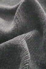 Stone Island Rundhalspullover 'Chenille' dunkelgrau, Nahaufnahme der weichen Baumwoll-Chenille-Struktur, grobes Strickbild, Detailaufnahme.