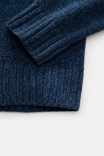 Close-up front view of Stone Island Crewneck Sweater 'Chenille' Gray Blue showing soft cotton chenille knit, ribbed cuffs, and coarse knit pattern.

<p>Stay warm and stylish through winter with STONE ISLAND: This sweater made of soft cotton chenille combi
