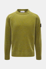 Stone Island Rundhalspullover 'Chenille' oliv/graugrün meliert, frontale Nahaufnahme, weicher Baumwoll-Chenille mit grobem Strick, Slim Fit, Kompass-Badge am Ärmel, rollierter Rundhalsausschnitt, Rippbündchen.
