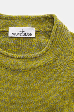 Stone Island Rundhalspullover 'Chenille' oliv/graugrün meliert, Detailaufnahme von oben, weicher Baumwoll-Chenille-Strick, rollierte Kante.