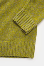 Stone Island Rundhalspullover 'Chenille' oliv/graugrün meliert, Nahaufnahme von Ärmel und Bund, weicher Chenille-Strick, grobes Strickbild, Rippbündchen.