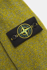 Stone Island Rundhalspullover 'Chenille' oliv/graugrün meliert, Detailfoto des Kompass-Badges am Ärmel, Nahaufnahme der weichen Baumwoll-Chenille-Struktur.