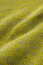 Stone Island Rundhalspullover 'Chenille' oliv/graugrün meliert, Slim Fit, weicher Baumwoll-Chenille-Strick, grobes Strickbild, Kompass-Badge am Ärmel, frontal fotografiert.