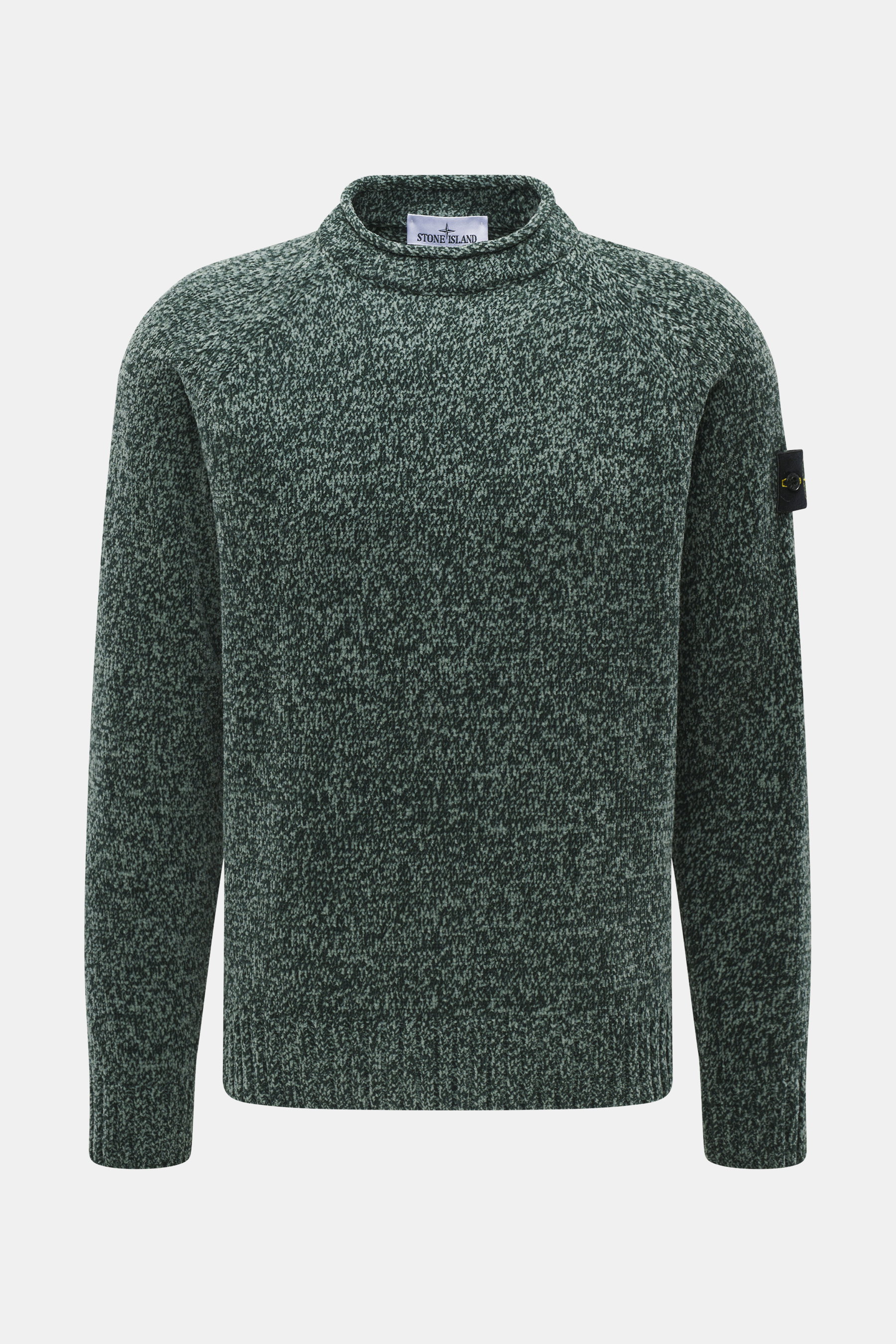 Stone Island Rundhalspullover 'Chenille' dunkelgrün/salbei meliert, Slim Fit, grober Chenille-Strick, Kompass-Badge am Ärmel, frontale Nahaufnahme.