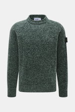 Stone Island Rundhalspullover 'Chenille' dunkelgrün/salbei meliert, Slim Fit, grober Chenille-Strick, Kompass-Badge am Ärmel, frontale Nahaufnahme.