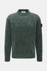 Stone Island Rundhalspullover 'Chenille' dunkelgrün/salbei meliert, Slim Fit, grober Chenille-Strick, Kompass-Badge am Ärmel, frontale Nahaufnahme.