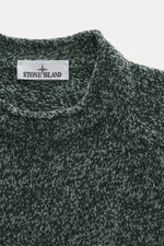 Stone Island Rundhalspullover 'Chenille' dunkelgrün/salbei meliert, Detailansicht von oben, weicher Chenille-Strick, rollierter Rundhalsausschnitt, Label innen.