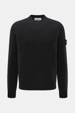 Stone Island Rundhalspullover schwarz, frontal fotografiert, aus wärmendem Wollmix mit Kompass-Badge am Oberarm, Regular Fit, Rundhals.