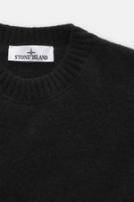 Stone Island Rundhalspullover schwarz, Detailaufnahme von oben, weicher Wollmix mit Rippsaum und Markenlabel innen am Rundhals.