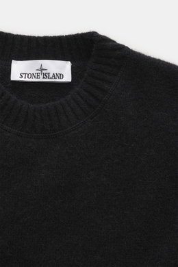 Stone Island Rundhalspullover schwarz, Detailaufnahme von oben, weicher Wollmix mit Rippsaum und Markenlabel innen am Rundhals.