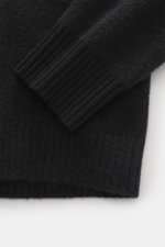 Stone Island Rundhalspullover schwarz, Nahaufnahme von Ärmel und Bund, weicher Wollmix mit Rippsaum und Kompass-Badge am Arm.