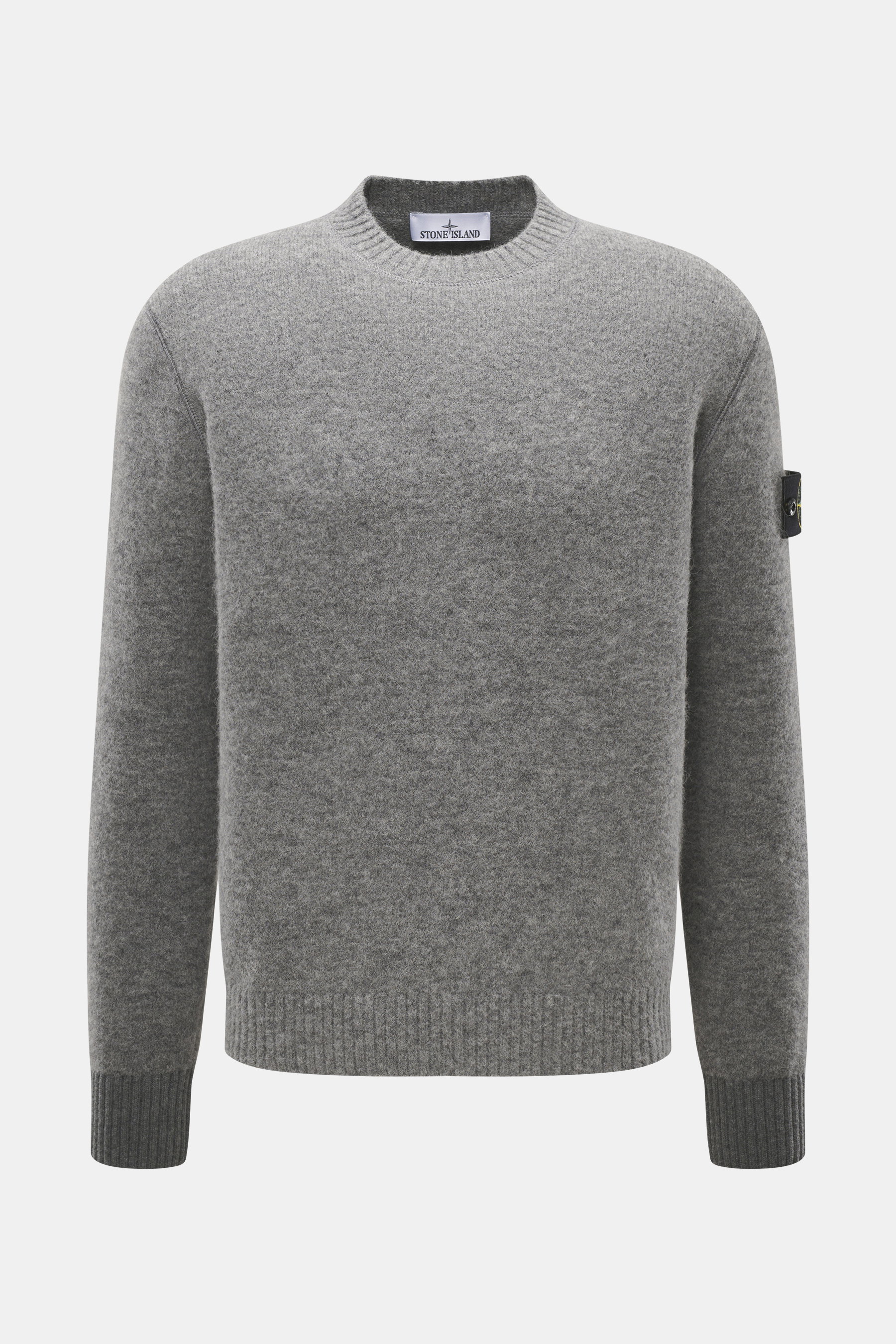 Stone Island Rundhalspullover grau meliert, frontal fotografiert, wärmender Wollmix, Regular Fit, Rundhalsausschnitt, Kompass-Badge am Arm, elastischer Rippsaum.