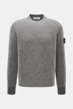 Stone Island Rundhalspullover grau meliert, frontal fotografiert, wärmender Wollmix, Regular Fit, Rundhalsausschnitt, Kompass-Badge am Arm, elastischer Rippsaum.