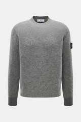 Stone Island Rundhalspullover grau meliert, frontal fotografiert, wärmender Wollmix, Regular Fit, Rundhalsausschnitt, Kompass-Badge am Arm, elastischer Rippsaum.