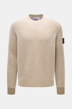 Stone Island Rundhalspullover beige meliert, frontale Nahaufnahme, Wollmix mit Linksstrick, Rundhals, Kompass-Badge am Arm, Regular Fit.