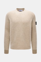 Stone Island Rundhalspullover beige meliert, frontale Nahaufnahme, Wollmix mit Linksstrick, Rundhals, Kompass-Badge am Arm, Regular Fit.