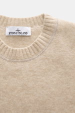 Stone Island Rundhalspullover beige meliert, Nahaufnahme von oben, weicher Wollmix, mittelfeines Strickbild, elastischer Rippsaum, Label sichtbar.