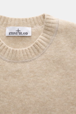 Stone Island Rundhalspullover beige meliert, Nahaufnahme von oben, weicher Wollmix, mittelfeines Strickbild, elastischer Rippsaum, Label sichtbar.