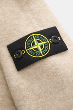 Stone Island Rundhalspullover beige meliert, Detailaufnahme der Kompass-Badge am Ärmel, wärmender Wollmix, weicher Griff, elastischer Rippsaum.