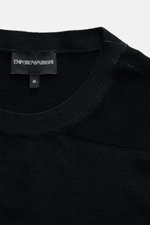 Nahaufnahme des Emporio Armani Rundhalspullover schwarz von oben, leichter Schurwollmix mit feinem Strickbild, Rundhalsausschnitt, Rippbündchen.