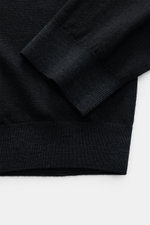 Emporio Armani Rundhalspullover schwarz, Detailaufnahme von Arm und Saum in elastischer Schurwoll-Microfaser-Mischung mit feinem Strickbild.