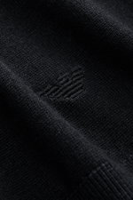 Emporio Armani Rundhalspullover schwarz in Nahaufnahme, feines Strickbild, dezent strukturiert, mit Stitching am Saum, weicher Griff.