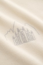 04651/ A trip in a bag Cashmere Rundhalspullover creme, Detailaufnahme weiches Strickbild mit feinem Stitching auf der Brust, reiner Cashmere.
