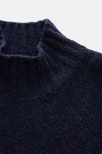 04651/ A trip in a bag Mock Neck Pullover 'Grainy' navy meliert, Boucléstrick, wärmender Woll-Mix, hoher Rippkragen, breites Bündchen, Regular Fit, Detailfoto von oben.