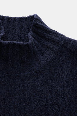 04651/ A trip in a bag Mock Neck Pullover 'Grainy' navy meliert, Boucléstrick, wärmender Woll-Mix, hoher Rippkragen, breites Bündchen, Regular Fit, Detailfoto von oben.