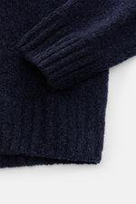 04651/ A trip in a bag Mock Neck Pullover 'Grainy' navy meliert, Detailaufnahme von Ärmel und Bündchen, Boucléstrick, Woll-Mix, Regular Fit, hoher Kragen.