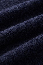 Nahaufnahme des Boucléstricks in navy meliert des 04651/ A trip in a bag Mock Neck Pullover 'Grainy' aus wärmendem Woll-Mix mit weichem Griff.