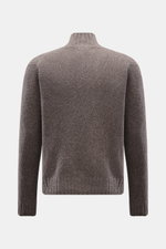 04651/ A trip in a bag Mock Neck Pullover 'Grainy' taupe, Rückansicht, Boucléstrick, wärmender Woll-Mix, hoher Rippkragen, breite Bündchen, Regular Fit.