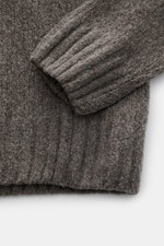 04651/ A trip in a bag Mock Neck Pullover 'Grainy' taupe, Detailfoto von Ärmeln und Bund, Boucléstrick, Woll-Mix, weicher Griff, Regular Fit.