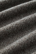 Detailaufnahme der Struktur des taupefarbenen 04651/ A trip in a bag Mock Neck Pullover 'Grainy' aus wärmendem Woll-Mix im Boucléstrick.