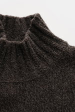 04651/ A trip in a bag Mock Neck Pullover 'Grainy' graubraun, nah aufgenommen, Boucléstrick, Woll-Mix, Regular Fit, hoher Rippkragen, breite Bündchen.