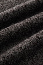 Nahaufnahme des graubraunen Boucléstricks vom 04651/ A trip in a bag Mock Neck Pullover 'Grainy' aus wärmendem Woll-Mix mit mittelfeinem Strickbild.