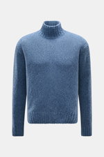 04651/ A trip in a bag Mock Neck Pullover 'Grainy' rauchblau, frontal fotografiert, Boucléstrick, Woll-Mix, hoher Rippkragen, Regular Fit.