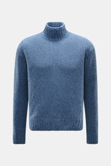04651/ A trip in a bag Mock Neck Pullover 'Grainy' rauchblau, frontal fotografiert, Boucléstrick, Woll-Mix, hoher Rippkragen, Regular Fit.