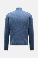 04651/ A trip in a bag Mock Neck Pullover 'Grainy' rauchblau, Rückansicht, Regular Fit, Boucléstrick, Woll-Mix, hoher Rippkragen, breite Bündchen
