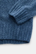 04651/ A trip in a bag Mock Neck Pullover 'Grainy' rauchblau aus wärmendem Woll-Mix im Boucléstrick, Detailaufnahme Ärmel und Saum, Regular Fit, hoher Rippkragen.