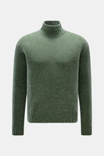 Frontansicht des 04651/ A trip in a bag Mock Neck Pullover 'Grainy' grün aus wärmendem Woll-Mix, Boucléstrick, Regular Fit, hoher Rippstrickkragen.