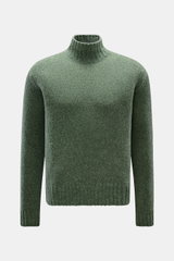 Frontansicht des 04651/ A trip in a bag Mock Neck Pullover 'Grainy' grün aus wärmendem Woll-Mix, Boucléstrick, Regular Fit, hoher Rippstrickkragen.