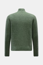 04651/ A trip in a bag Mock Neck Pullover 'Grainy' grün, Rückansicht, Boucléstrick, Woll-Mix, hoher Rippkragen, Regular Fit, breite Bündchen.