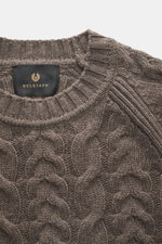 Belstaff Rundhalspullover 'Harrow' taupe, Detailfoto von oben, reine Wolle, weicher Griff, klassischer Zopfstrick, mittelgrobes Strickbild, Slim Fit, Raglanärmel, BELSTAFF-Patch am Saum, flexible Rippbündchen.