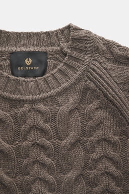 Belstaff Rundhalspullover 'Harrow' taupe, Detailfoto von oben, reine Wolle, weicher Griff, klassischer Zopfstrick, mittelgrobes Strickbild, Slim Fit, Raglanärmel, BELSTAFF-Patch am Saum, flexible Rippbündchen.